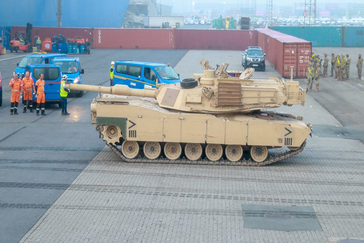 Hình ảnh xe tăng chiến đấu chủ lực M1A2 Abrams rời tàu xuống cảng Antwerp, Bỉ. Nguồn ảnh: Quân đội Mỹ.