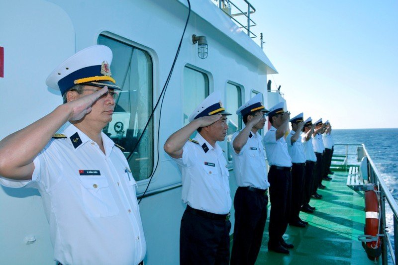 Đoàn công tác chào tạm biệt Tư lệnh Hải quân Indonesia.