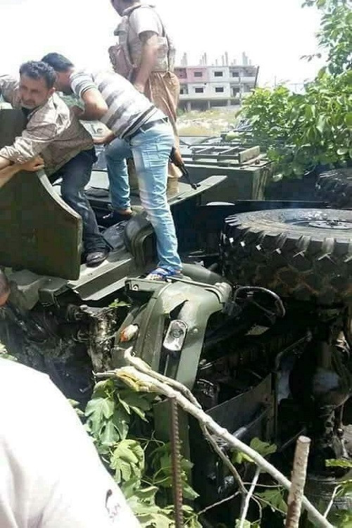 Tuy nhiên, không rõ nguyên nhân gì khiến cả tổ hợp Pantsir-S1 mất lái và lật nhào. Được biết tổ hợp Pantsir-S1 được đặt trên khung gầm bánh lốp Kamaz 6350, 4 cầu chủ động 8x8. Nguồn ảnh: liveuamap.