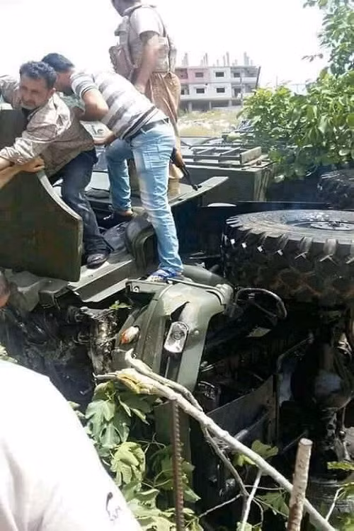 Tuy nhiên, không rõ nguyên nhân gì khiến cả tổ hợp Pantsir-S1 mất lái và lật nhào. Được biết tổ hợp Pantsir-S1 được đặt trên khung gầm bánh lốp Kamaz 6350, 4 cầu chủ động 8x8. Nguồn ảnh: liveuamap.