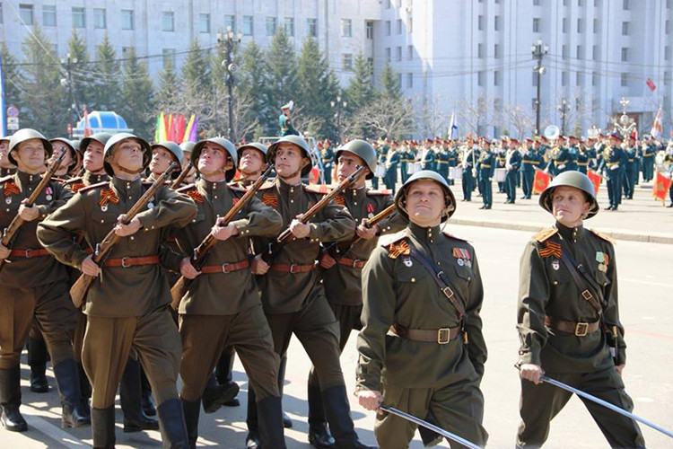 Đội binh danh dự tái hiện là một đơn vị Hồng quân Liên Xô từng tham gia Chiến tranh Vệ quốc Vĩ đại tham gia duyệt binh tại Belogorsk. Nguồn ảnh: Bộ Quốc phòng Nga.