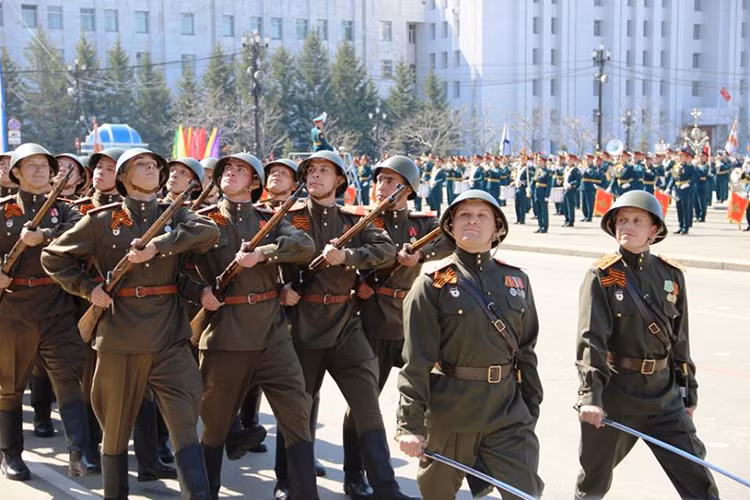 Đội binh danh dự tái hiện là một đơn vị Hồng quân Liên Xô từng tham gia Chiến tranh Vệ quốc Vĩ đại tham gia duyệt binh tại Belogorsk. Nguồn ảnh: Bộ Quốc phòng Nga.