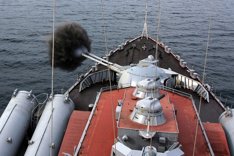 Ở góc ảnh này ta có thể thấy được bộ ba vũ khí tiêu biểu trên tuần dương hạm Varyag gồm hải pháo AK-130, tổ hợp pháo phòng không AK-630 và cụm các ống phóng tên lửa chống hạm tầm xa P-500 Bazalt. Nguồn ảnh: arms-expo. Nguồn ảnh: arms-expo.