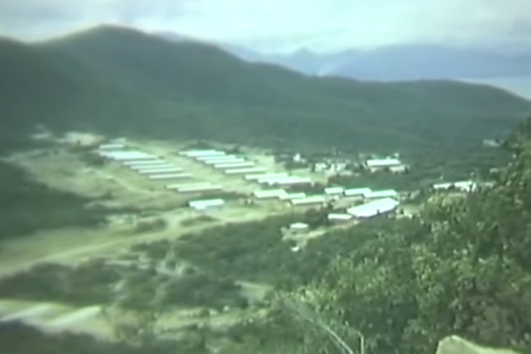 Được biết, Mỹ bắt đầu sử dụng tên lửa phòng không Hawk trong Chiến tranh Việt Nam là vào ngày 2/3/1965 khi đơn vị Hawk đầu tiên được triển khai tới Đà Nẵng, trong khi đó đoạn phim ghi lại Hawk gần khu vực DMZ được ghi lại vào tháng 7/1967. Nguồn ảnh: WWIIPublicDomain.