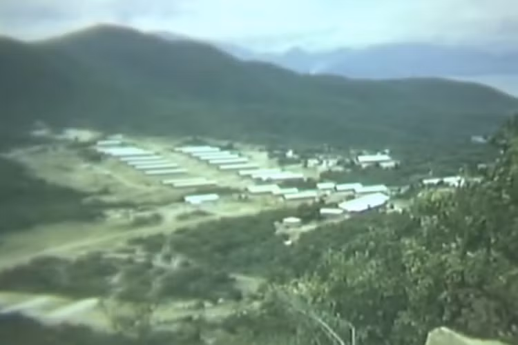 Được biết, Mỹ bắt đầu sử dụng tên lửa phòng không Hawk trong Chiến tranh Việt Nam là vào ngày 2/3/1965 khi đơn vị Hawk đầu tiên được triển khai tới Đà Nẵng, trong khi đó đoạn phim ghi lại Hawk gần khu vực DMZ được ghi lại vào tháng 7/1967. Nguồn ảnh: WWIIPublicDomain.