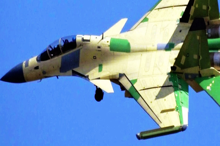 J-15D cũng sẽ bảo đảm khả năng hoạt động ngày càng vươn xa của lực lượng Không quân-Hải quân Trung Quốc. Hiện nay, Không quân Trung Quốc đang mở rộng phạm vi thực hiện nhiệm vụ ra ngoài chuỗi đảo thứ hai, và trong tương lai sẽ vươn ra ngoài phạm vi chuỗi đảo thứ ba. Nguồn ảnh: Sina.