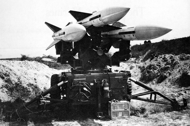 Theo đó chỉ sau một khoảng thời gian ngắn Quân đội Mỹ chính thức đưa quân vào miền Nam Việt Nam, họ cũng đưa đến miền nam các hệ thống vũ khí phòng không tiên tiến nhất của mình. Trong đó nổi bật nhất có lẽ là hệ thống tên lửa phòng không tầm trung hiện đại nhất của Mỹ vào thời điểm đó là MIM-23 Hawk nhằm đề phòng các cuộc tập kích đường không từ miền Bắc. Nguồn ảnh: Wikimedia.