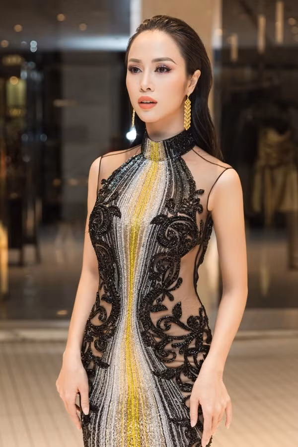 Ngoài những thông tin từng được nữ diễn viên chia sẻ về khoản tiền lớn chi ra để thuê stylist, người chuẩn bị cho Vũ Ngọc Anh những bộ cánh xuyên thấu gợi cảm hết mức mặc xuyên suốt trong thời gian tham dự Cannes 2018, cô còn phải chi thêm nhiều khoản khác.