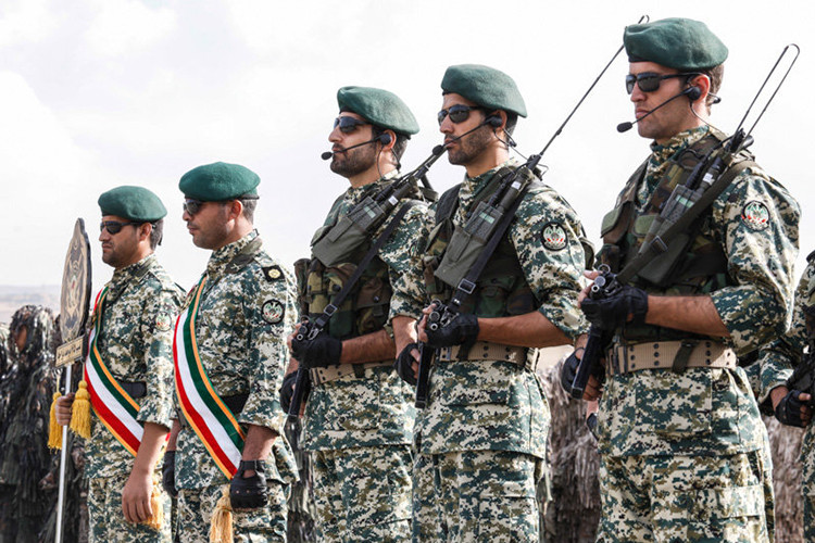 Lục quân Iran có quân số khoảng 350.000 người. Theo Globalfirepower, về quân số, Iran đứng thứ 18 thế giới. Trang bị vũ khí của lục quân Iran khá mạnh, thuộc hàng đứng đầu khu vực Trung Đông. Iran sở hữu 1.658 xe tăng chiến đấu chủ lực các loại, trong đó mạnh nhất là T-72 và Type-72Z Safir-74, T-62 và cả T-90 đặt mua từ Nga (chưa xác định) Nguồn ảnh: noorvision.com.