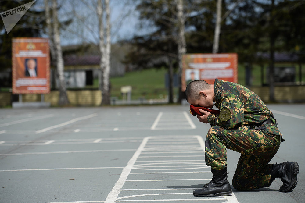 Phần thưởng cuối cùng dành cho ứng viên chính là vinh dự được trao mũ nồi đỏ sau khi đạt yêu cầu qua cuộc sát hạch. Nguồn ảnh: Sputnik.
