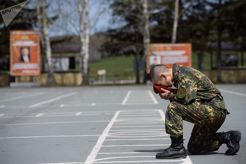 Phần thưởng cuối cùng dành cho ứng viên chính là vinh dự được trao mũ nồi đỏ sau khi đạt yêu cầu qua cuộc sát hạch. Nguồn ảnh: Sputnik.