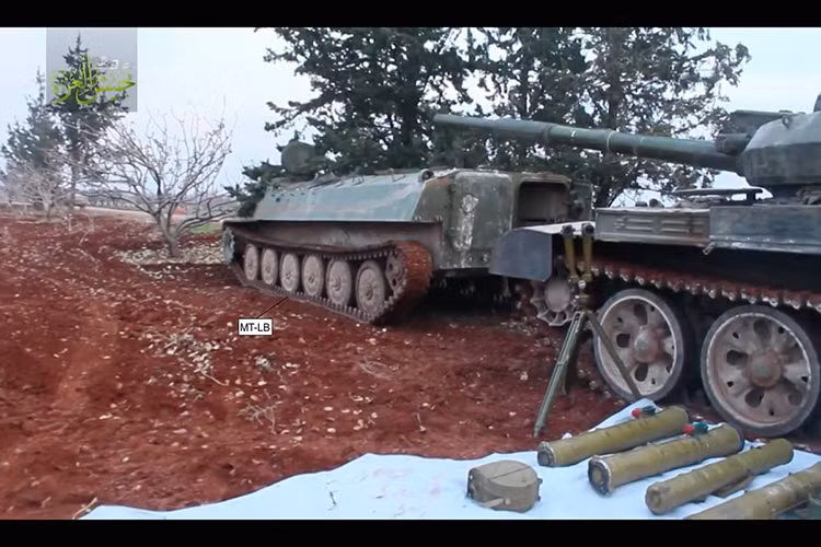 Trong ảnh là xe bọc thép đa năng MT-LB bị Jaysh al-Izza bắt sống cùng chiếc T-62M vào cuối năm 2017. Nguồn ảnh: Twitter.