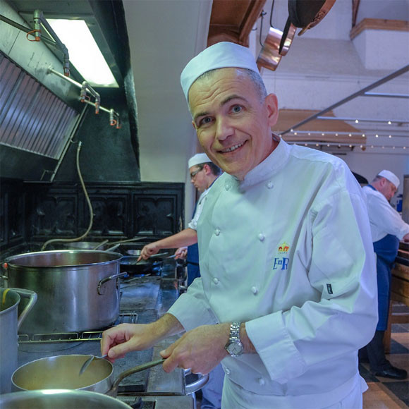 Bếp trưởng Hoàng gia Mark Flanagan là người điều hành các cộng sự chế biến các món ăn trong đám cưới.