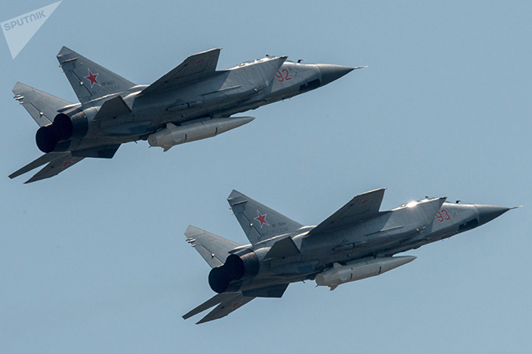 Cái tên thứ hai được nhắc đến chính là tên lửa tấn công siêu thanh “Kinzhal”, một trong những vũ khí tấn công tương lai của Quân đội Nga, được đích thân Tổng thống Nga Vladimir Putin giới thiệu lần đầu tiên vào tháng 3 năm nay. Nguồn ảnh