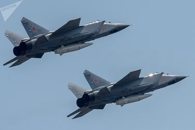 Cái tên thứ hai được nhắc đến chính là tên lửa tấn công siêu thanh “Kinzhal”, một trong những vũ khí tấn công tương lai của Quân đội Nga, được đích thân Tổng thống Nga Vladimir Putin giới thiệu lần đầu tiên vào tháng 3 năm nay. Nguồn ảnh