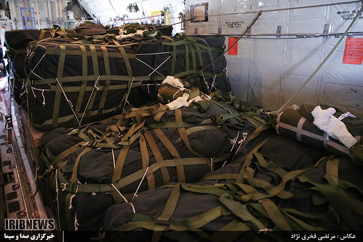 Hầu hết các mẫu pallet tiêu chuẩn trên C-130 đều là 463L do Mỹ chế tạo và mỗi pallet này có thể mang theo tối đa 3.4 tấn hàng hóa và được thả xuống từ độ cao từ 300-400 mét. Nguồn ảnh: IRIB.