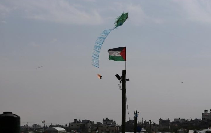 Người Palestine tận dụng hướng gió để thả những con diều lửa như thế này về phía Israel trong đợt xung đột đẫm máu nhất giữa đôi bên liên quan đến việc khai trương Đại sứ quán Mỹ ở Jerusalem.