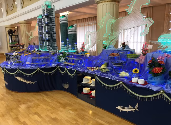 Tuy nhiên, mục tiêu chính trong chuyến công tác lần này của nhà báo Nga Zhdanov và các đồng nghiệp không phải là đánh giá thức ăn Triều Tiên. Ông Zhdanov và các nhà báo quốc tế khác đang chờ đợi thời điểm chứng kiến sự kiện lịch sử Triều Tiên hủy bãi thử hạt nhân Punggye-ri. Ảnh: Khu vực bày món ăn.