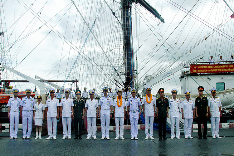 Đoàn công tác và đại diện Hải quân Hoàng gia Thái Lan chụp ảnh lưu niệm tại cảng