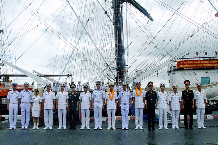 Đoàn công tác và đại diện Hải quân Hoàng gia Thái Lan chụp ảnh lưu niệm tại cảng