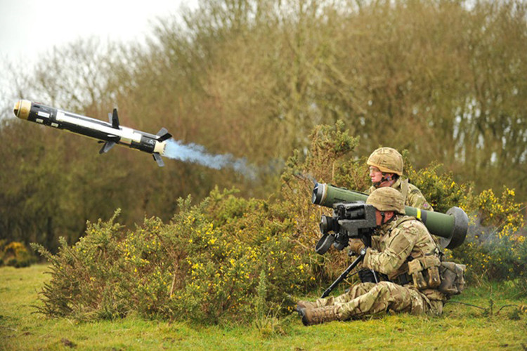 Đạn tên lửa Javelin nặng chừng 22 kg, dài 1,1m, đường kính thân 127mm, tầm bắn 2.500m. Tên lửa lắp động cơ nhiên liệu rắn 2 tầng, dùng cơ cấu "phóng mềm", khi ấn nút khai hỏa, một liều phóng nhẹ sẽ đưa quả đạn nhẹ nhàng rời khỏi ống phóng với việc chỉ phụt ra một chút lửa… Nguồn ảnh: Pinterest.