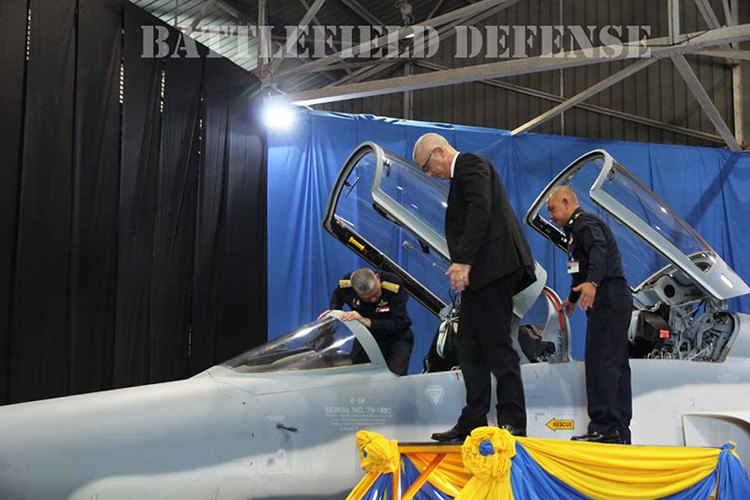 Trong ảnh là đại diện của Không quân Thái Lan kiểm tra nguyên mẫu F-5ST trong buổi lễ tiếp nhận nguyên mẫu F-5ST đầu tiên trong hôm 28/5. Nguồn ảnh: Sompong Nondhasa.