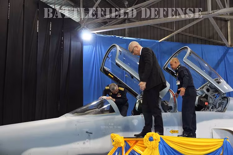 Trong ảnh là đại diện của Không quân Thái Lan kiểm tra nguyên mẫu F-5ST trong buổi lễ tiếp nhận nguyên mẫu F-5ST đầu tiên trong hôm 28/5. Nguồn ảnh: Sompong Nondhasa.