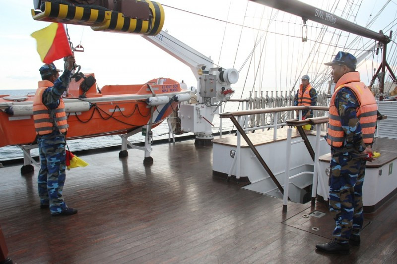 Huấn luyện thực hành cờ hiệu trên biển.