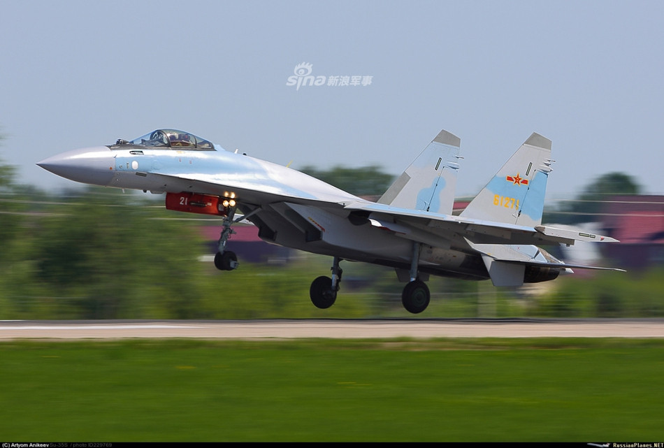 Su-35 là chiến đấu cơ siêu cơ động của Nga, do Viện thiết kế Sukhoi phát triển. Tiêm kích này có năng lực chiến đấu vượt trội so với các chiến đấu cơ cùng thế hệ và cả máy bay thế hệ 5 nhờ động cơ siêu cơ động cùng hệ thống điện tử tối tân.