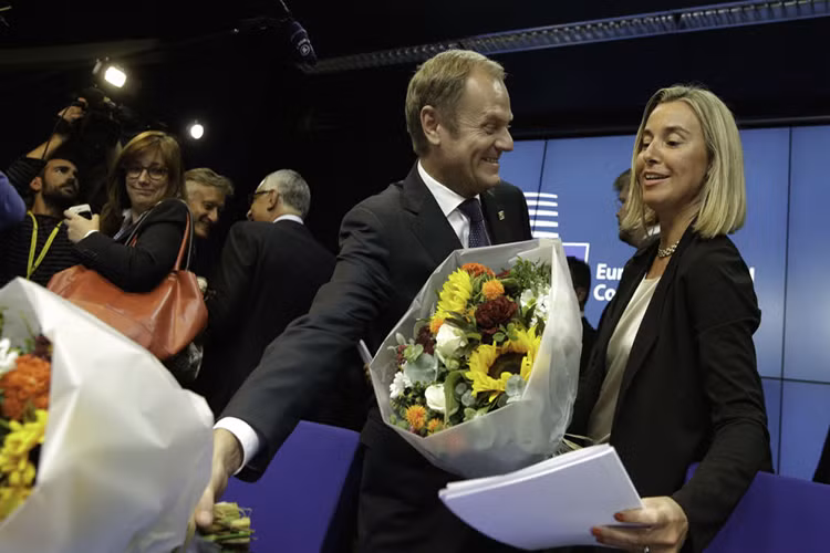 Thủ tướng Ba Lan Donald Tusk và Bộ trưởng Bộ Ngoại giao Ý Federica Mogherini cùng những bó hoa sau khi tiếp xúc với các phương tiện truyền thông trong hội nghị thượng đỉnh EU tại Brussels, năm 2014. Ảnh: Sputnik.