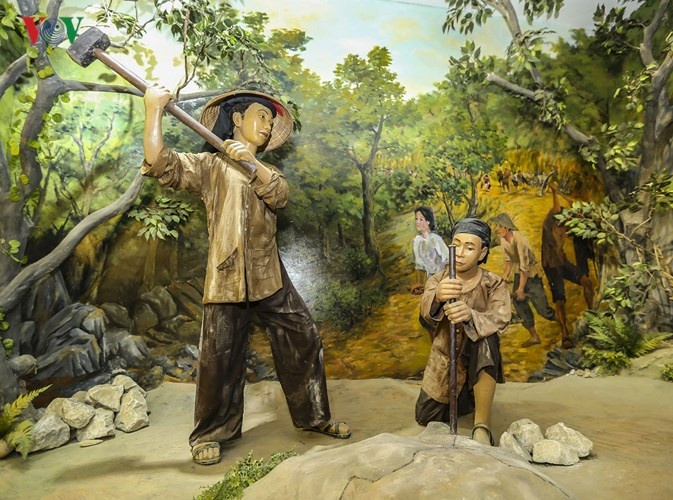 Để thuận tiện cho việc vận chuyển lương thực, vũ khí, đạn dược vào trận địa, bộ đội, dân công, thanh niên xung phong đã làm mới 89km và sửa chữa, củng cố 500km đường.