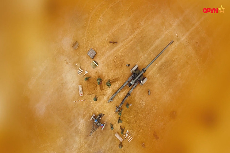 Quá trình triển khai lựu pháo dã chiến M46 khi nhìn từ trên cao. Nguồn ảnh: QPVN.