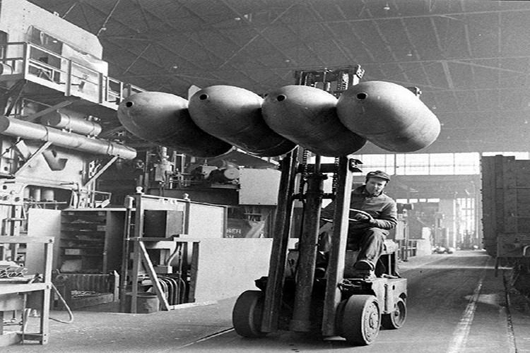 Trong năm 1944 ngành công nghiệp Mỹ hoạt động gần như hết công suất và không có giới hạn với hàng triệu tấn hàng hóa và vũ khí được xuất xưởng mỗi ngày.