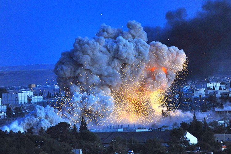 Trong diễn biến liên quan trước đó, chuyên trang chiến sự Trung Đông South Front dẫn các nguồn tin ủng hộ Chính phủ Syria cho biết, đêm hôm 29/4 (giờ địa phương) đã diễn ra một vụ tấn công tên lửa nhằm vào 3 mục tiêu chính ở Syria, gồm: Kho vũ khí của Lữ đoàn 47 nằm ở phía Đông thành phố Hama; Trung tâm Cứu hỏa ở phía Tây Hama và một vị trí quân sự gần sân bay Aleppo. Nguồn ảnh: alittihad.ae.