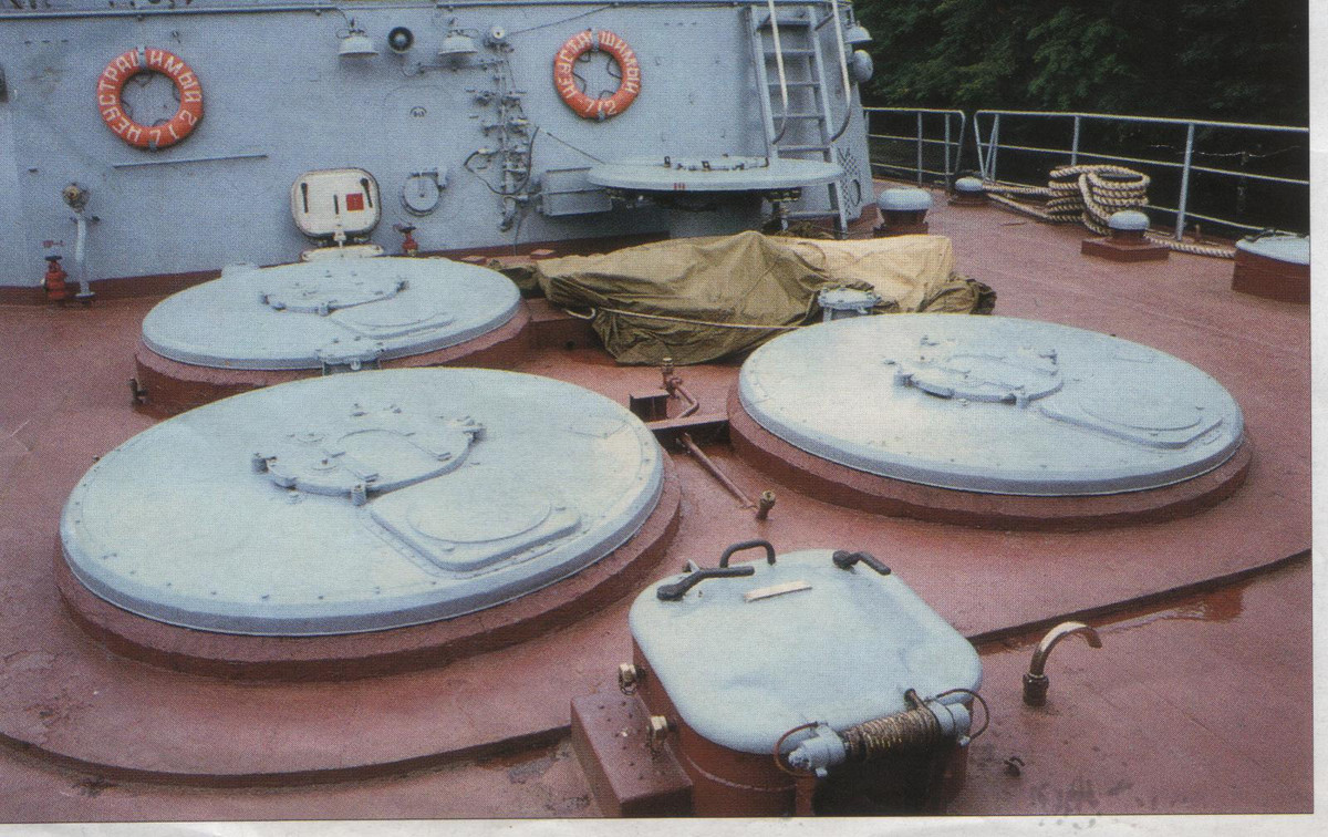 Khả năng phòng không của con tàu cũng thuộc dạng “không nên giỡn mặt” với 4 bệ phóng 32 quả đạn tên lửa của tổ hợp phòng không trên hạm tầm thấp 3K95 Kinzhal. Nó có khả năng tiêu diệt mục tiêu ở tầm bắn hiệu quả 1,5-12km, trần bắn từ 10 tới 6.000m, tốc độ phản ứng cực nhanh 8-14 giây. Nguồn ảnh: Wikipedia