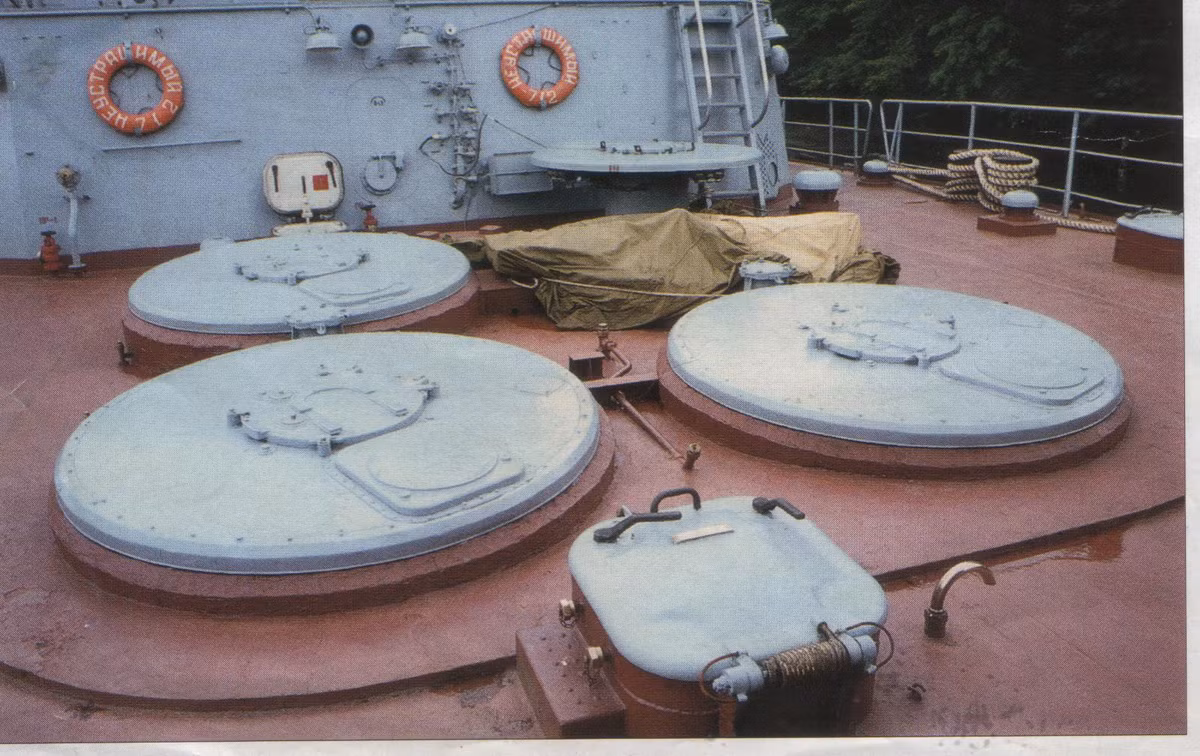 Khả năng phòng không của con tàu cũng thuộc dạng “không nên giỡn mặt” với 4 bệ phóng 32 quả đạn tên lửa của tổ hợp phòng không trên hạm tầm thấp 3K95 Kinzhal. Nó có khả năng tiêu diệt mục tiêu ở tầm bắn hiệu quả 1,5-12km, trần bắn từ 10 tới 6.000m, tốc độ phản ứng cực nhanh 8-14 giây. Nguồn ảnh: Wikipedia