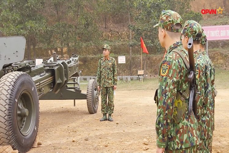 Còn đây toàn bộ phần khung thân của M46 ở trạng thái hành quân, hai càng pháo được cố định vào xe trước cho phép pháo di chuyển hay triển khai/thu hồi dễ dàng hơn so với một số mẫu pháo của Liên Xô trước đó. Nguồn ảnh: QPVN.