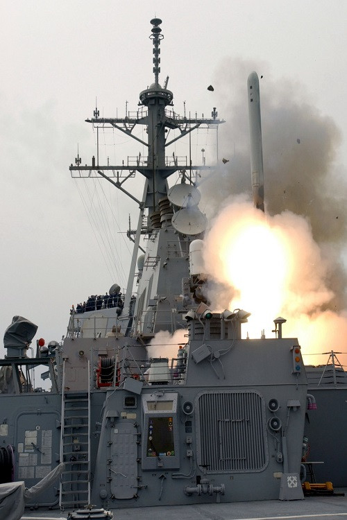 Chính vì lý do này mà từ tháng 10/2015, Raytheon đã công bố chương trình nâng cấp Tomahawk nhằm cải thiện và nâng cao độ tin cậy cho loại tên lửa này. Theo đó biến thể tên lửa mới được trang bị một camera độ phân giải cao cung cấp các hình ảnh trinh sát về hành trình bay cũng như mục tiêu của tên lửa về trung tâm chỉ huy tác chiến theo thời gian thực cho phép người chỉ huy đưa ra các nhận định chính xác nhất về mục tiêu. Nguồn ảnh: seaforces.org.