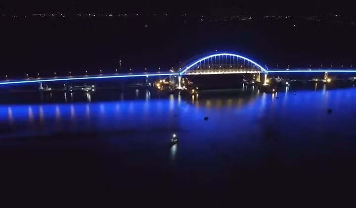 Ánh đèn từ cầu hắt xuống mặt nước biển lung linh. Ảnh: RT.