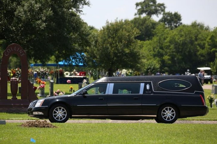 Chiếc xe tang chở áo quan cậu bé Garcia đã tới nghĩa trang Sterling-White ở Highlands, Texas, Mỹ.