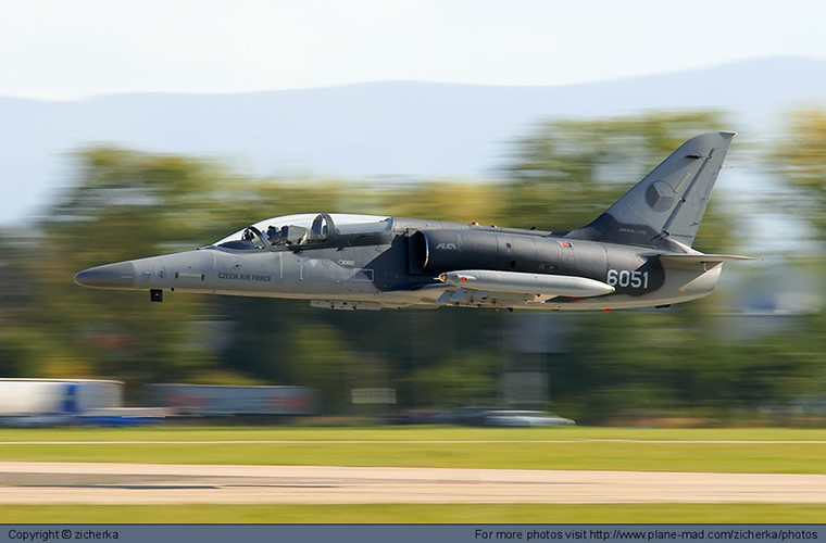 Aero L-159 ALCA là một trong những dòng sản phẩm chủ lực của Aero Vodochody. Nó được phát triển dựa trên mẫu máy bay huấn luyện phản lực L-59 Super Albatros. Dù do Aero Vodochody phát triển nhưng L-159 lại sử dụng khá nhiều công nghệ nhất là trang thiết bị điện tử của Phương Tây nhằm tăng cường khả năng tác chiến của dòng máy bay này cũng như khiến nó hấp dẫn hơn trong mắt khách hàng. Nguồn ảnh: defence 24.