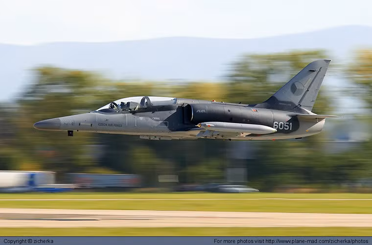 Aero L-159 ALCA là một trong những dòng sản phẩm chủ lực của Aero Vodochody. Nó được phát triển dựa trên mẫu máy bay huấn luyện phản lực L-59 Super Albatros. Dù do Aero Vodochody phát triển nhưng L-159 lại sử dụng khá nhiều công nghệ nhất là trang thiết bị điện tử của Phương Tây nhằm tăng cường khả năng tác chiến của dòng máy bay này cũng như khiến nó hấp dẫn hơn trong mắt khách hàng. Nguồn ảnh: defence 24.