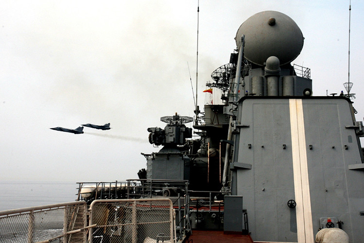 Hình ảnh tiêm kích đánh chặn siêu âm MiG-31 tham gia với biên đội tàu chiến của Hạm đội Thái Bình Dương Nga trong đợt tập trận. Nguồn ảnh: arms-expo.