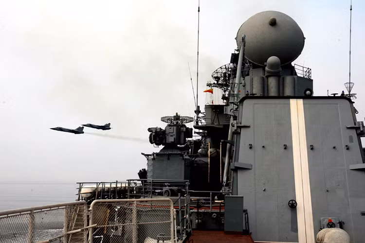 Hình ảnh tiêm kích đánh chặn siêu âm MiG-31 tham gia với biên đội tàu chiến của Hạm đội Thái Bình Dương Nga trong đợt tập trận. Nguồn ảnh: arms-expo.