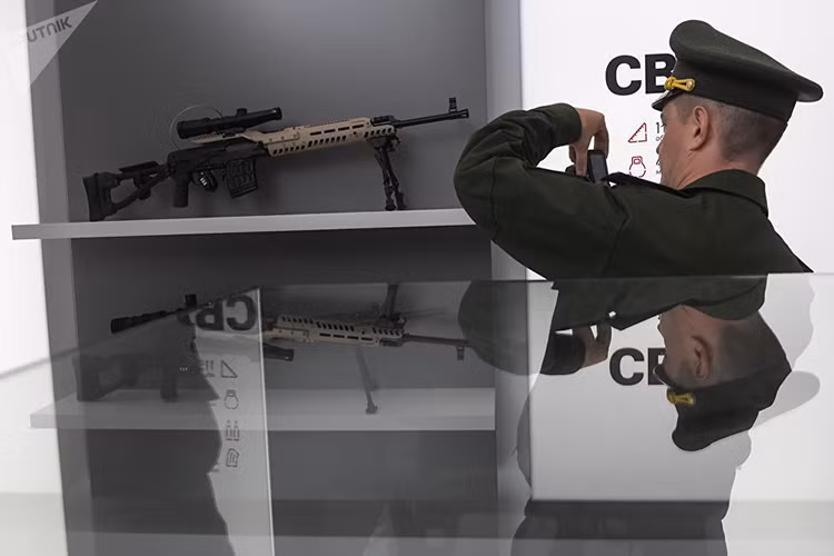 Tại nơi SVD được sinh ra, các biến thể của nó không ngừng được Quân đội Nga nâng cấp và được sử dụng và phiên bản gần đây nhất là SVDM. SVDM là biến thể hiện đại hóa sâu nhất của Dragunov SVD, và rất có thể đây sẽ là phiên bản cuối cùng của dòng súng trường bắn tỉa này. Nguồn ảnh: Sputnik.