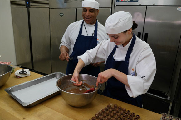 Đây là loại kẹo chocolate dạng viên tròn, được lăn qua lớp vỏ như dừa, hạt dẻ, hạt điều...