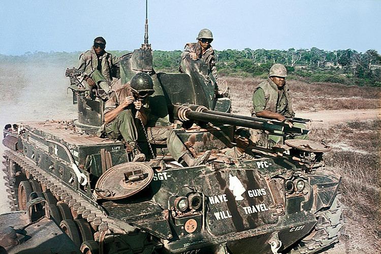 Ngoài tên lửa Hawk, trong giai đoạn 1965 - 1972, một loại vũ khí phòng không khác được Mỹ đưa sang Việt Nam là pháo phòng không tự hành M42 Duster với dự định đối phó tiêm kích MiG của Không quân Nhân dân Việt Nam. Pháo phòng không tự hành M42 Duster đảm nhiệm vai trò phòng thủ tại một căn cứ Mỹ. Nguồn ảnh: Pinterest.