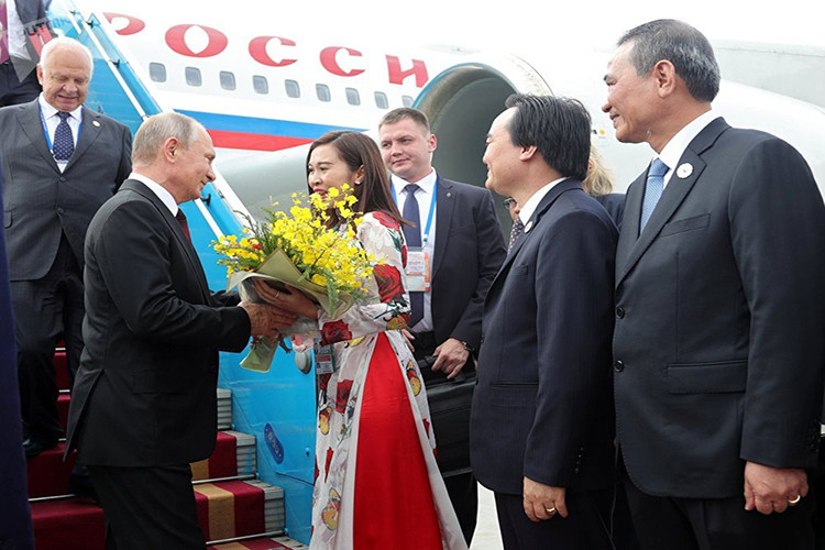 Tổng thống Nga Vladimir Putin đến Việt Nam tham dự hội nghị thượng đỉnh APEC. Ảnh: Sputnik.