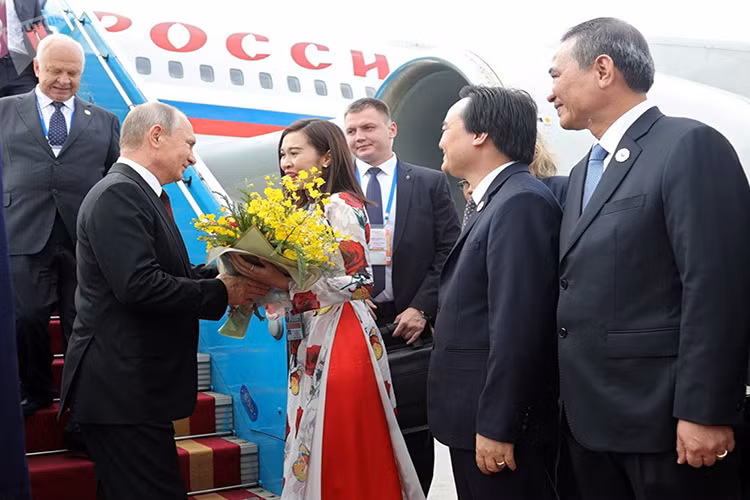 Tổng thống Nga Vladimir Putin đến Việt Nam tham dự hội nghị thượng đỉnh APEC. Ảnh: Sputnik.