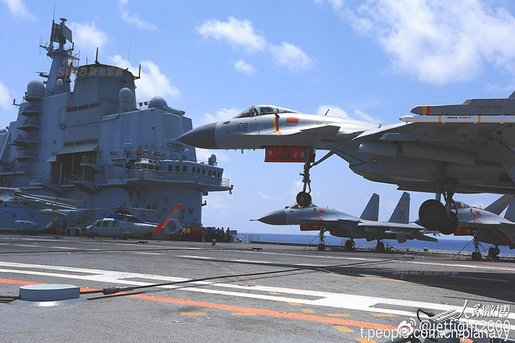 Theo hình ảnh ban đầu của J-15D, mẫu máy bay tác chiến điện tử mới của Trung Quốc có phi hành đoàn 2 người; máy bay có chiều dài 21,9m; sải cánh 14,7m; cao 5,9m; diện tích cánh 62,01m2; trọng lượng rỗng 17,500kg; trọng lượng cất cánh 27,000kg; sử dụng 2 động cơ WS-10H; tốc độ tối đa 1,98Mach. Nguồn ảnh: Sina.